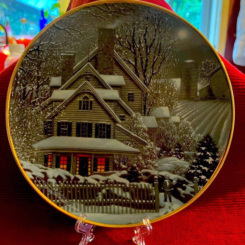 FRANKLIN Mint Heirloom  "Winter Home" Decorative Porcelain Plate.